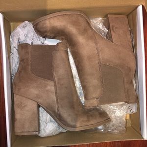 NEVER WORN SEUDE BEIGE BOOT HEELS